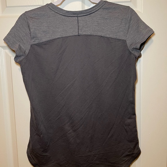 Under Armour Women's Grey Heattech Top size M - Picture 2 of 2